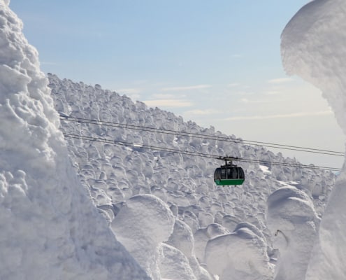 Téléphérique au dessus des monstres de neige, Zao